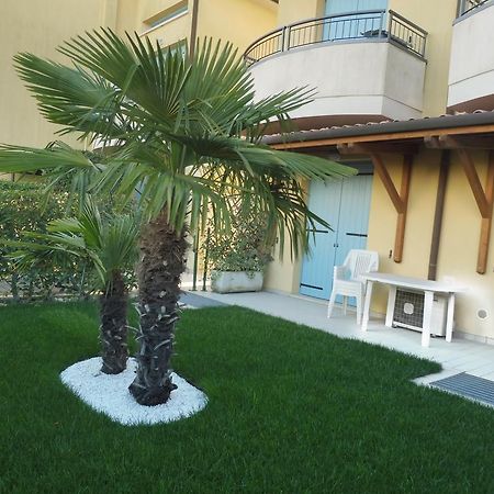 Residence Elisa Piano Terra Con Giardino E Posto Spiaggia Incluso Каорле Номер фото