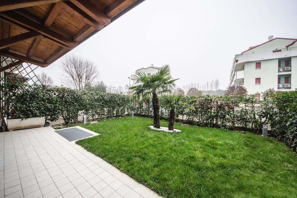 Residence Elisa Piano Terra Con Giardino E Posto Spiaggia Incluso Каорле Номер фото